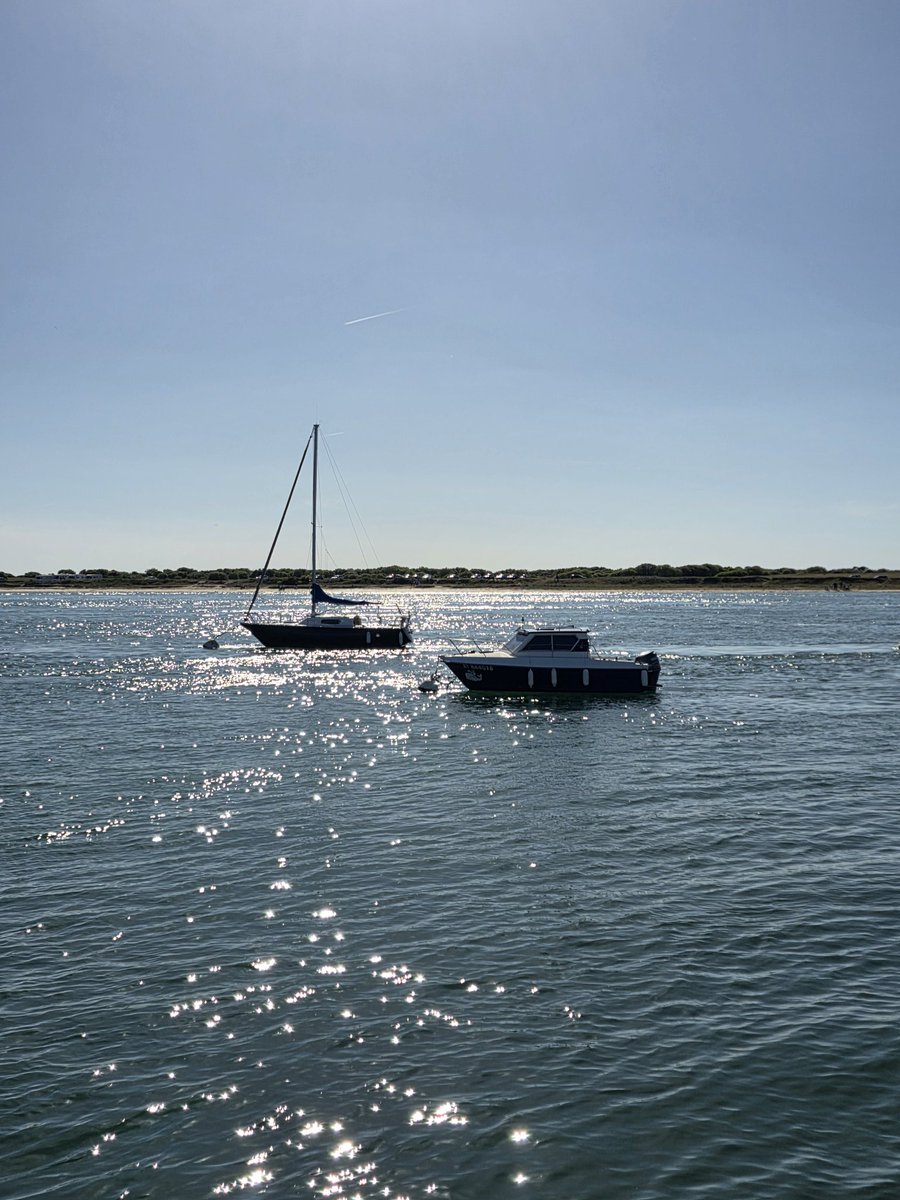 GAETANLD56's tweet image. Entre ciel et mer, là où le temps s’arrête ✨⚓️ 

Rien de tel que le bruit des vagues et l'éclat du soleil pour recharger les batteries.

#mer #navigation #seaside #vacances #oceanview