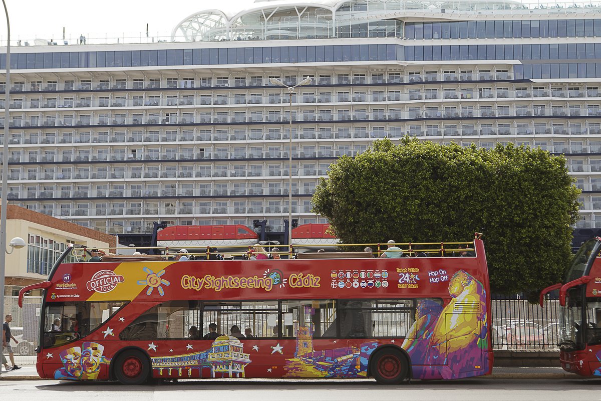 puertodecadiz's tweet image. Hoy visita el Puerto de #Cádiz el gran crucero MEIN SCHIFF RELAX, ¡bienvenidos!

#meinschiffrelax #cruiseship