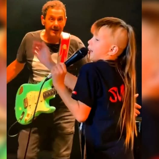 Una persona, con un cerebrito mental de 10 añitos, subió al escenario, a los gritos desaforados, desafinado, intentando hacerse el rockstar y bailó ridiculamente. Eso paso en Israel, con <a href="/JMilei/">Javier Milei</a>. 
Aca Divididos invitó a un nene y nos emocionó a todos con su garra y pasión