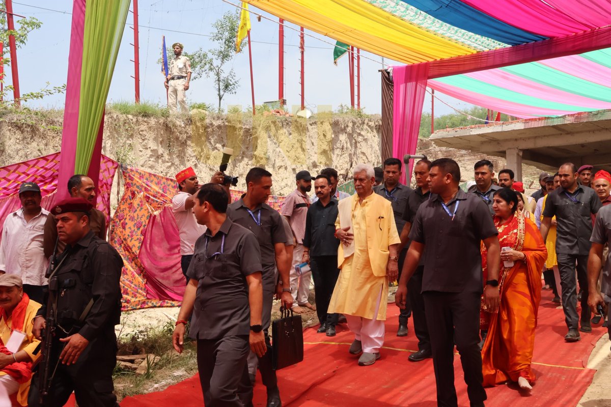 UNI_Photos's tweet image. In Photos | Lieutenant Governor of Jammu and Kashmir Manoj Sinha offered prayers at the Sarv Shakti Shri Chandi Mata Mandir on the occasion of Sthapna Diwas in Dhammi, Nagrota, Jammu.

📸: Aman Sharma / UNI

@OfficeOfLGJandK | #ManojSinha | #Nagrota | #Jammu |