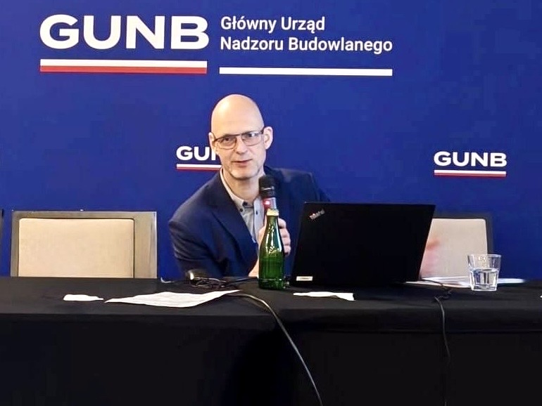 GUNB_Urzad's tweet photo. Drugi dzień narady szkoleniowej poświęcony był także warsztatom orzeczniczym.
Uczestnicy omówili zagadnienia zgłoszone przez organy i tematy skargowe. Michał Widelski, Dyrektor Generalny #GUNB przedstawił także współpracę na linii #WINB-GUNB. https://t.co/1f5TVmtkkq