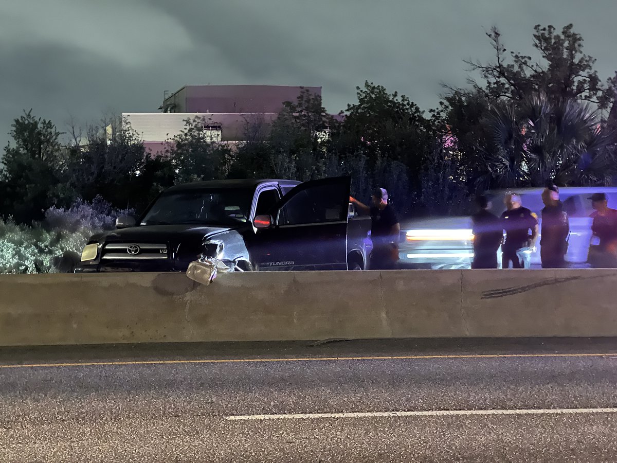 Downtown CRASH on 35 NB at Hwy 90. Left lane BLOCKED. 1 of the drivers involved has FLED on foot #SanAntonio