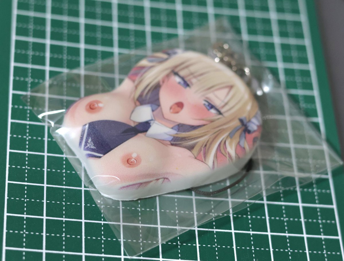 脇と胸の位置が凹凸にバチッとはまっててなかなかえろいのでは。ちょうどネクタイの真ん中が少し谷間になってるのも良い
触り心地は、つつましいけどやわらかい小胸!!満足!! 