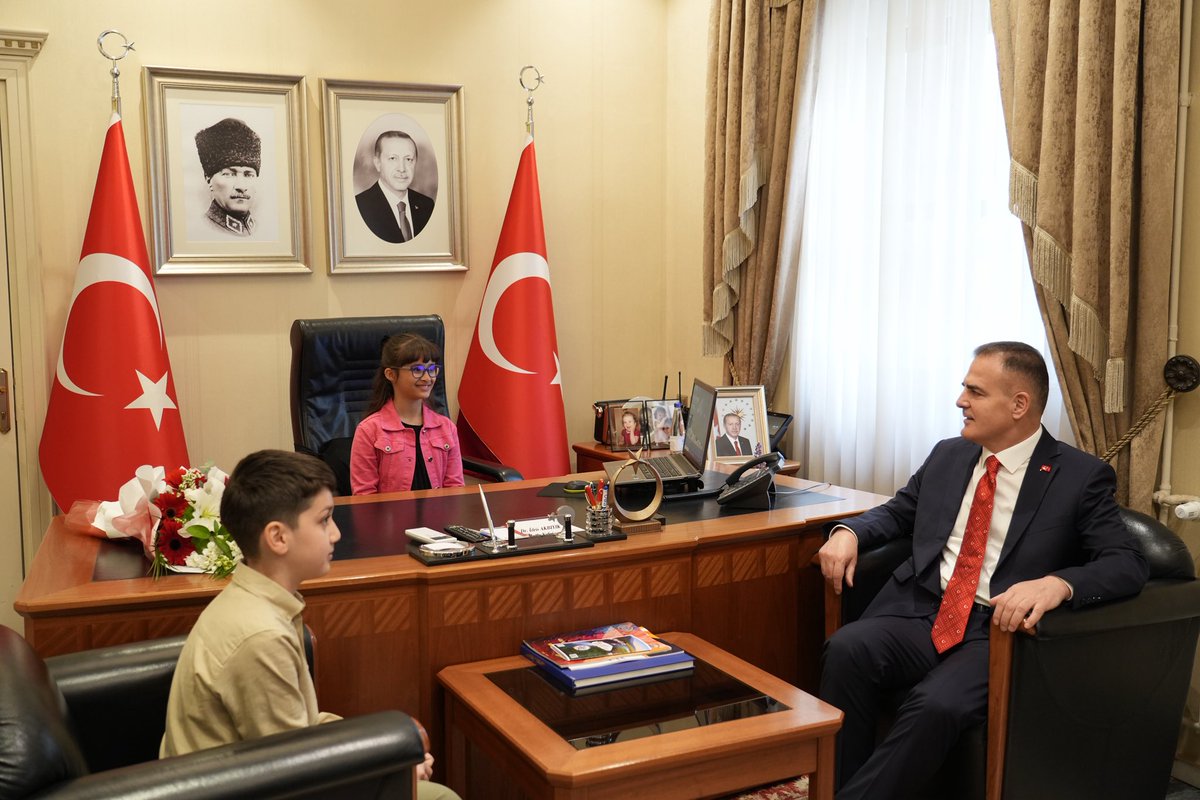 mugla_mem's tweet photo. 🇹🇷 23 NİSAN ULUSAL EGEMENLİK VE ÇOCUK BAYRAMI’MIZ KUTLU OLSUN 🇹🇷

23 Nisan kutlamaları, Cumhuriyet Meydanı’nda gerçekleştirilen çelenk sunma töreninin ardından Valilik Makamında düzenlenen temsili makam devri ile devam etti.

Valimiz Sayın İdris AKBIYIK, bu anlamlı gün kapsamında makamını çocuklarımıza devretti. Temsili olarak görevi devralan öğrencilerimiz; çocuklara yönelik sosyal alanların artırılması ve geleceğe dair vizyoner önerileriyle dikkat çekti.

Geleceğin yöneticileri olarak söz alan çocuklarımızın, “çocuk sokağı” oluşturulması ve 2027 yılının “Çocuk Yılı” ilan edilmesi yönündeki fikirleri, 23 Nisan ruhunu en güzel şekilde yansıttı.

Kutlamalar kapsamında öğrencilerimizin program alanına yerli ve millî aracımız TOGG ile ulaşması da güne ayrı bir anlam kattı.

🇹🇷 Çocuklarımızın hayalleriyle şekillenen yarınlar için, 23 Nisan’ın coşkusunu hep birlikte yaşıyoruz. 

@tcmeb @Yusuf__Tekin @tcmuglavaliligi @idrisakbiyik @emrecay55