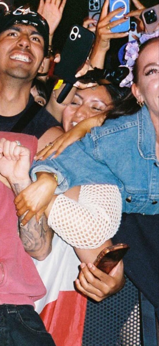 pickmebizzles's tweet photo. This poor girl was FIGHTING FOR HER LIFE 🥲 https://t.co/BMALT08fkx