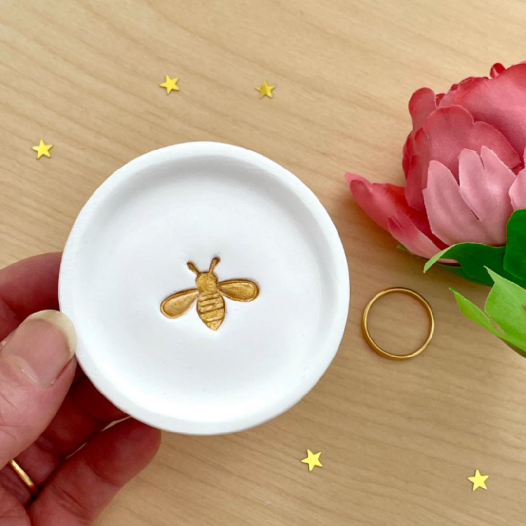 madebyjaneB's tweet image. Bee-utiful bee ring dishes 🐝💛🌸💚

etsy.com/shop/madebyjan…

#shopindie #giftideas #HomeDecor #HandmadeHappiness #etsyfinds #birthdaygifts #bee #anniversary #giftstomakeyousmile