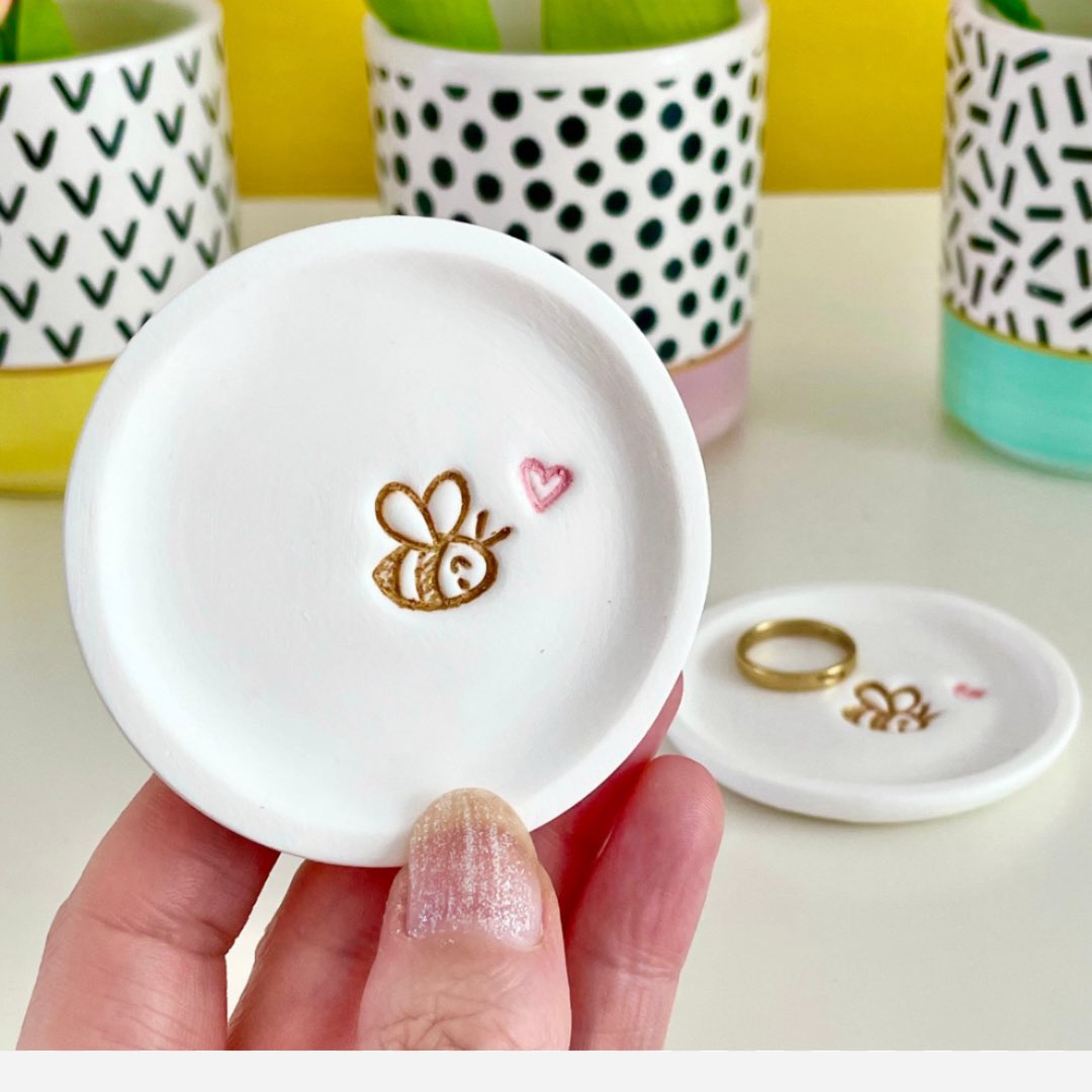 madebyjaneB's tweet image. Bee-utiful bee ring dishes 🐝💛🌸💚

etsy.com/shop/madebyjan…

#shopindie #giftideas #HomeDecor #HandmadeHappiness #etsyfinds #birthdaygifts #bee #anniversary #giftstomakeyousmile