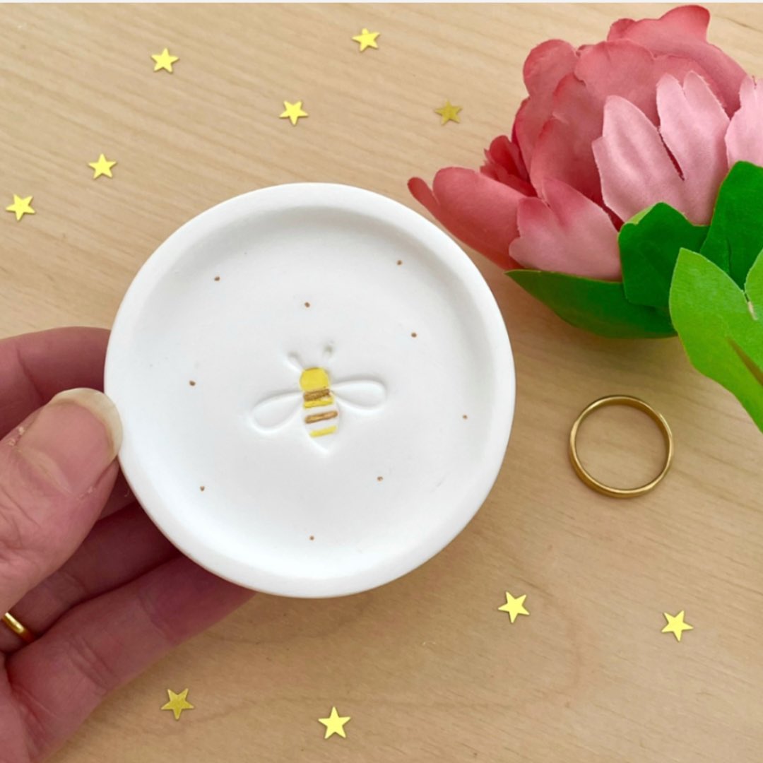 madebyjaneB's tweet image. Bee-utiful bee ring dishes 🐝💛🌸💚

etsy.com/shop/madebyjan…

#shopindie #giftideas #HomeDecor #HandmadeHappiness #etsyfinds #birthdaygifts #bee #anniversary #giftstomakeyousmile