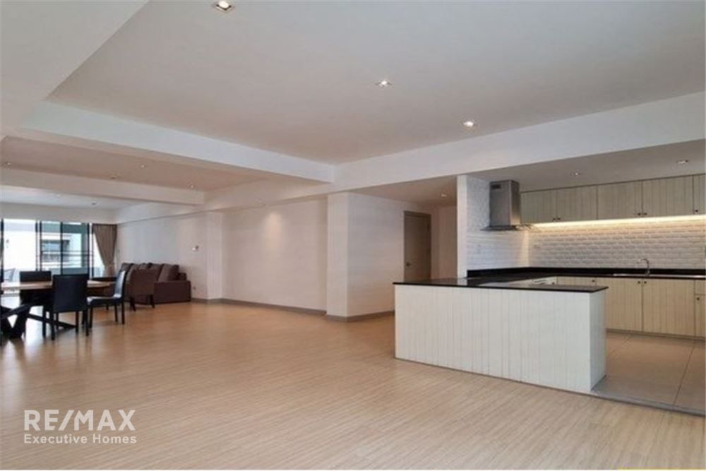 Luxury 3BR Condo in Sukhumvit – 100K Baht! Spacious 240SQM, pet-friendly, tennis court, top-notch facilities! #BangkokLuxury #CondoForRent
Ref: 920071001-15337 Contact: Youme Youme@Executive-Homes.biz +66 81 823 0785 
                f.mtr.cool/qqnwpswyey