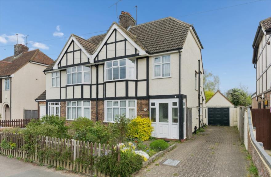 StonegateEA's tweet photo. 🏠Bearton Avenue, HITCHIN, Hertfordshire, SG5 1NZ🏠
💷GUIDE PRICE £750,000💷

🛏An attractive 1920’s built, semi-detached house offering an exceptional opportunity for buyers seeking a family home with enormous potential🛏

https://t.co/NJveze07uv https://t.co/PTyJsKWH0a