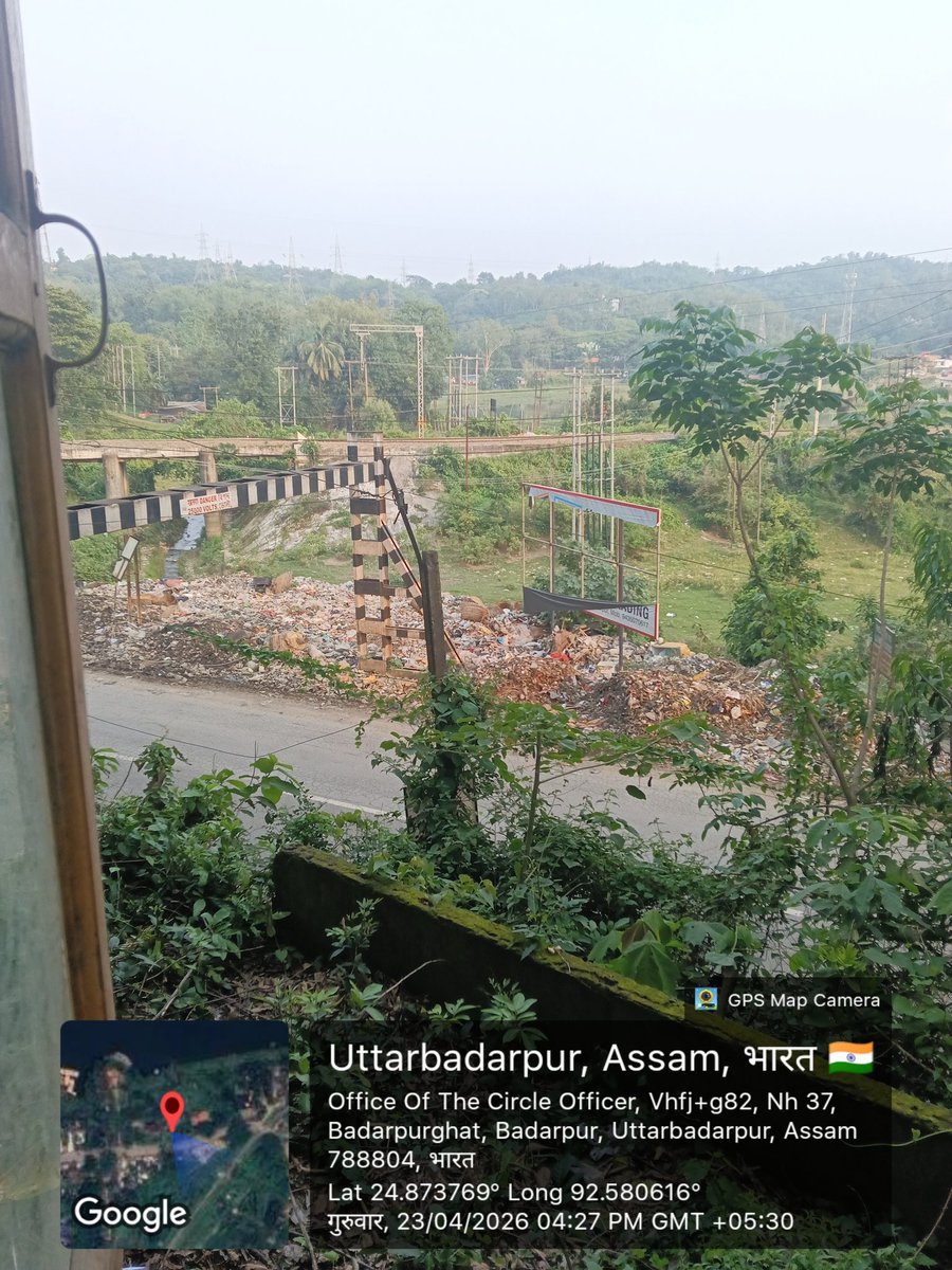 LitonD78169's tweet image. National #Highway 🛣️ ke pass mein Dastbin din Banakar Rakha Hai dekhiae @nitin_gadkari @nhidcl @PMOIndia