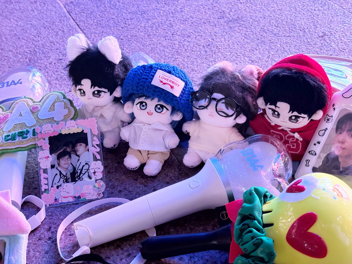 15년 동안 꾸준히 함께해 준 B1A4, 고마워요💚
음악과 웃음으로 함께한 시간들이 모두 반짝이는 순간이었어요! 🐻🐥🐶

[SET] 으로 새로운 시작을 맞이하게 되었네요✌️✊✋
대만 BANA도 늘 함께 응원하겠습니다!🍌

B1A4 15주년 진심으로 축하해요 💚

#B1A4_debut_15th_anniversary