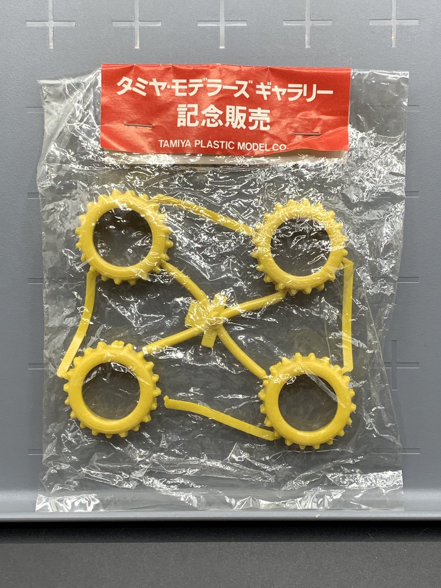 supernegative's tweet photo. カラースパイクタイヤ青・赤の復活が嬉しい！当時は改造作例でも頻繁に使われていたので当時再現のマストアイテムです！黄色もお待ちしています！！　#ミニ四駆 https://t.co/oi0KsOBJPs