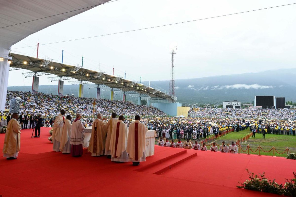 vaticannews_fr's tweet image. 🇬🇶 #LéonXIV a célébré ce jeudi matin la dernière messe de son voyage apostolique en #GuinéeÉquatoriale dans le stade de Malabo devant plus de 30 000 fidèles. Sous les yeux de Notre-Dame de Bisila, le #Pape a rappelé l’importance de l’Écriture, «bien commun de l’Église», qui nous