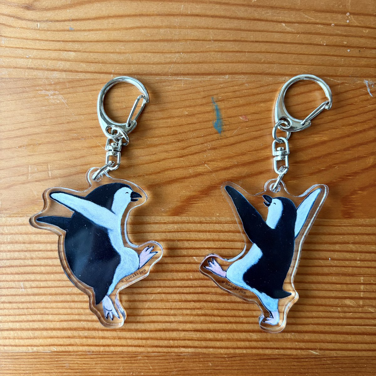 nanaki_jun's tweet photo. 来週で3月に開催した個展「きっとどこかで」の作品集とグッズの販売は終了となります。もしご興味がありましたら、この機会にどうぞよろしくお願いします🐧

4月30日（木）23:59まで
https://t.co/pzdISDRodn https://t.co/I6Z6Ss2rNa