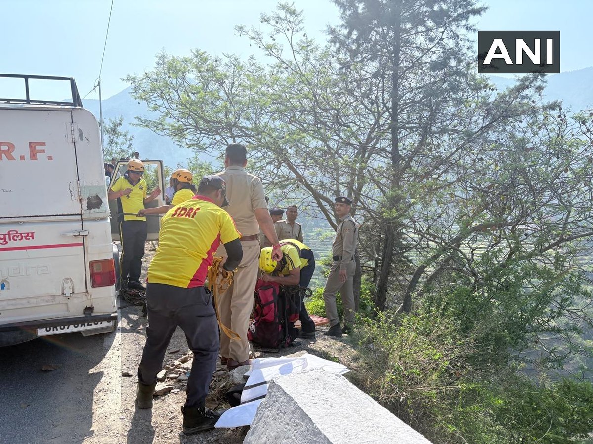 ANINewsUP's tweet image. Tehri Garhwal, Uttarakhand | Tehri district administration informed ANI that a vehicle went out of control and plunged into a gorge approximately 300 meters deep near Nail on the Chamba–Koti road in Chamba block of Tehri Garhwal district. Eight people have lost their lives in the