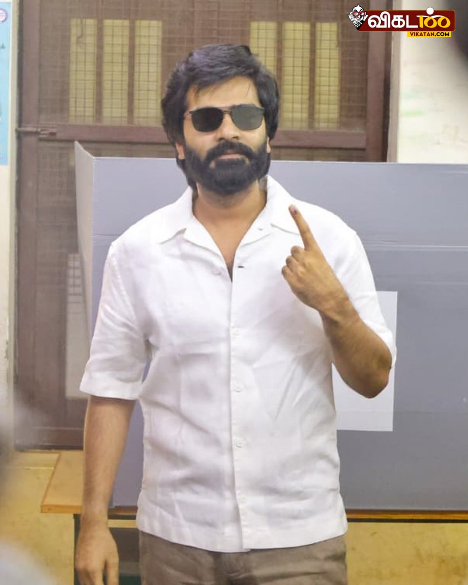 vikatan's tweet photo. நடிகர் சிலம்பரசன், தி.நகரில் உள்ள வாக்குச்சாவடிக்குச் சென்று தனது வாக்கைச் செலுத்தினார்.

#STR | #Silambarasan | #தேர்தல்_களத்தில்_விகடன் | #TNElectionsWithVikatan https://t.co/oMDDayPY98