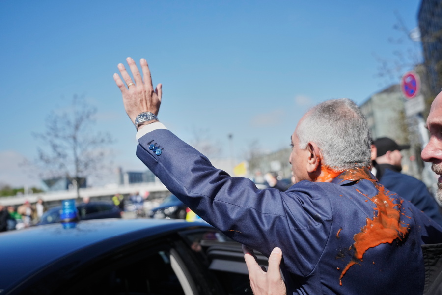 LaPresse_news's tweet image. Berlino: Reza Pahlavi, figlio esiliato dell'ultimo Scià d'Iran, aggredito con un liquido rosso al termine di una conferenza stampa. 

#RezaPahlavi #Iran #Berlino #Germania #MedioOriente #BreakingNews
Segui @LaPresse_it per restare aggiornato.