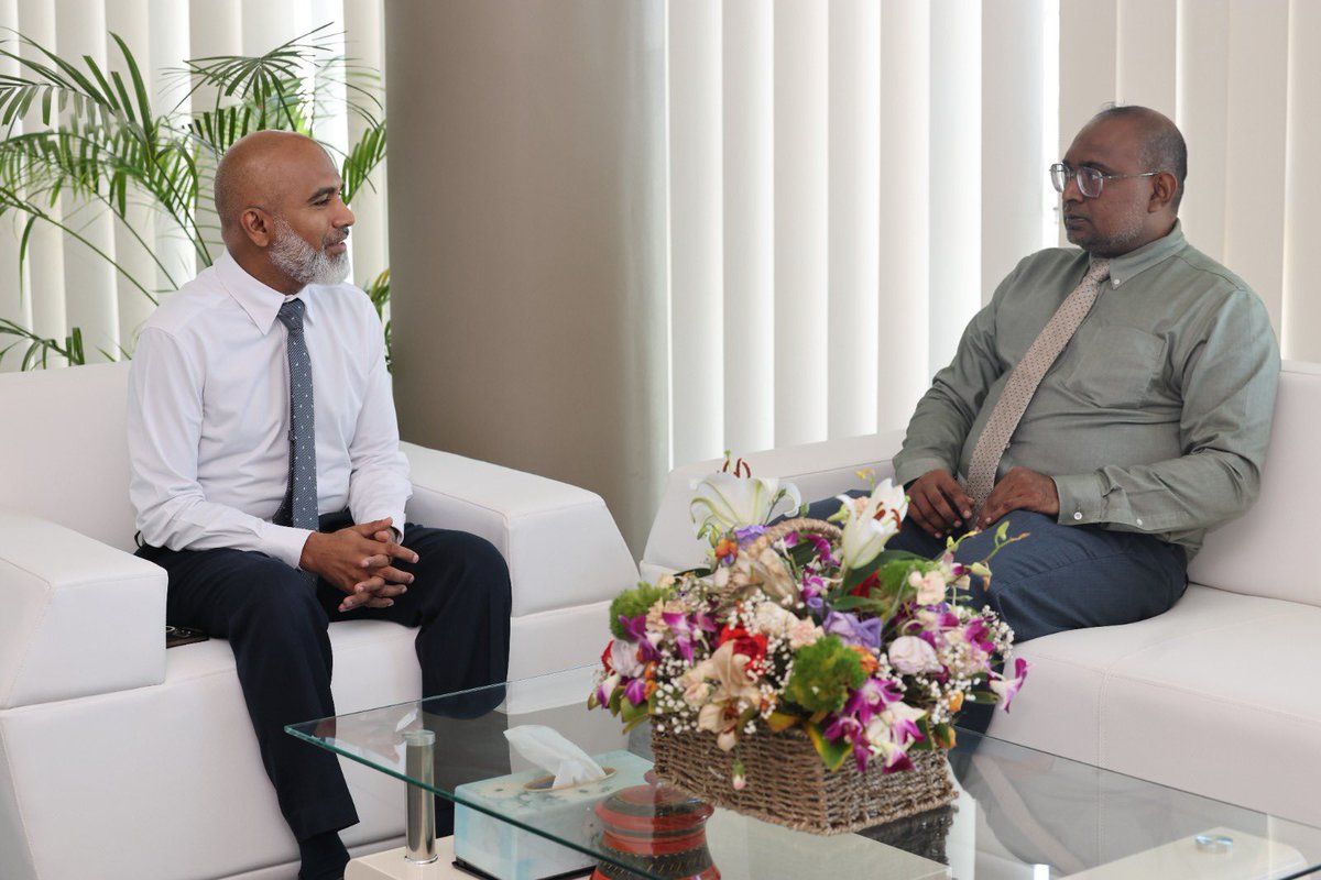 މިނިސްޓަރ ޑރ. އިސްމާޢީލް ޝަފީއު، ސިވިލް ސަރވިސް ކޮމިޝަނުގެ ރައީސް، އަލްއުސްތާޛު މުޙައްމަދު މުޖްތާޒްއާ ބައްދަލުކުރެއްވުން.