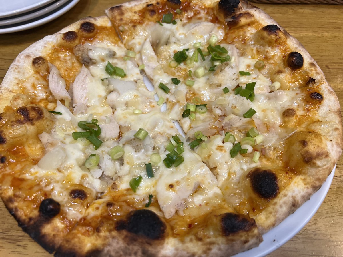 kuchiyafamily's tweet photo. 上野CONA
ピザが500円なのにこのデカさ
やばみ！すこすこ

ワシは異常なので3枚食べたけど、普通は1枚半で充分だと思います、しかも美味い！目の前で焼いてくれる、焼きたて熱々うまうま

18時までは飲み放題が990円だけど、それ以降でも2千円だから美味しく食べて飲んで安い、上野最高！

#上野
#ピザ https://t.co/Uitafcw6x7