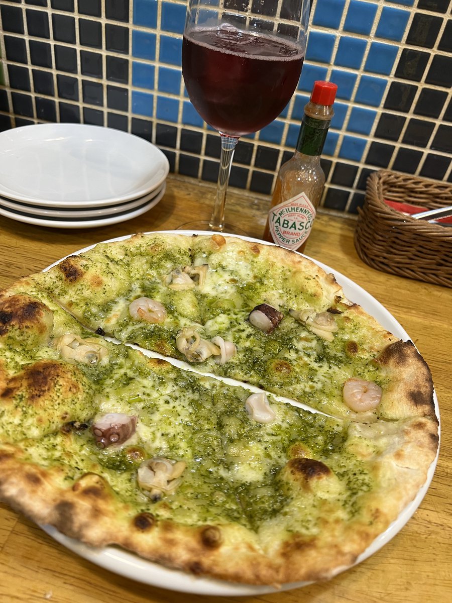 kuchiyafamily's tweet photo. 上野CONA
ピザが500円なのにこのデカさ
やばみ！すこすこ

ワシは異常なので3枚食べたけど、普通は1枚半で充分だと思います、しかも美味い！目の前で焼いてくれる、焼きたて熱々うまうま

18時までは飲み放題が990円だけど、それ以降でも2千円だから美味しく食べて飲んで安い、上野最高！

#上野
#ピザ https://t.co/Uitafcw6x7