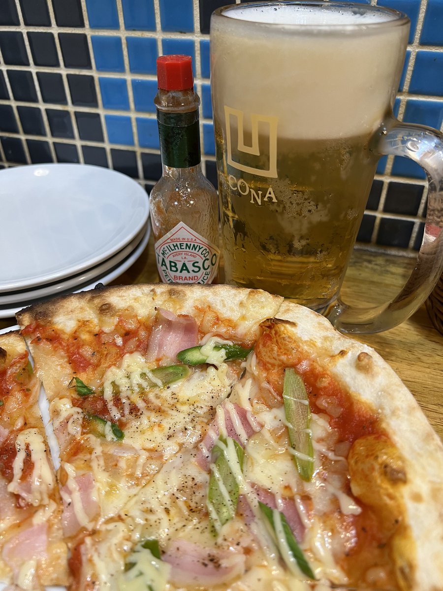 kuchiyafamily's tweet photo. 上野CONA
ピザが500円なのにこのデカさ
やばみ！すこすこ

ワシは異常なので3枚食べたけど、普通は1枚半で充分だと思います、しかも美味い！目の前で焼いてくれる、焼きたて熱々うまうま

18時までは飲み放題が990円だけど、それ以降でも2千円だから美味しく食べて飲んで安い、上野最高！

#上野
#ピザ https://t.co/Uitafcw6x7