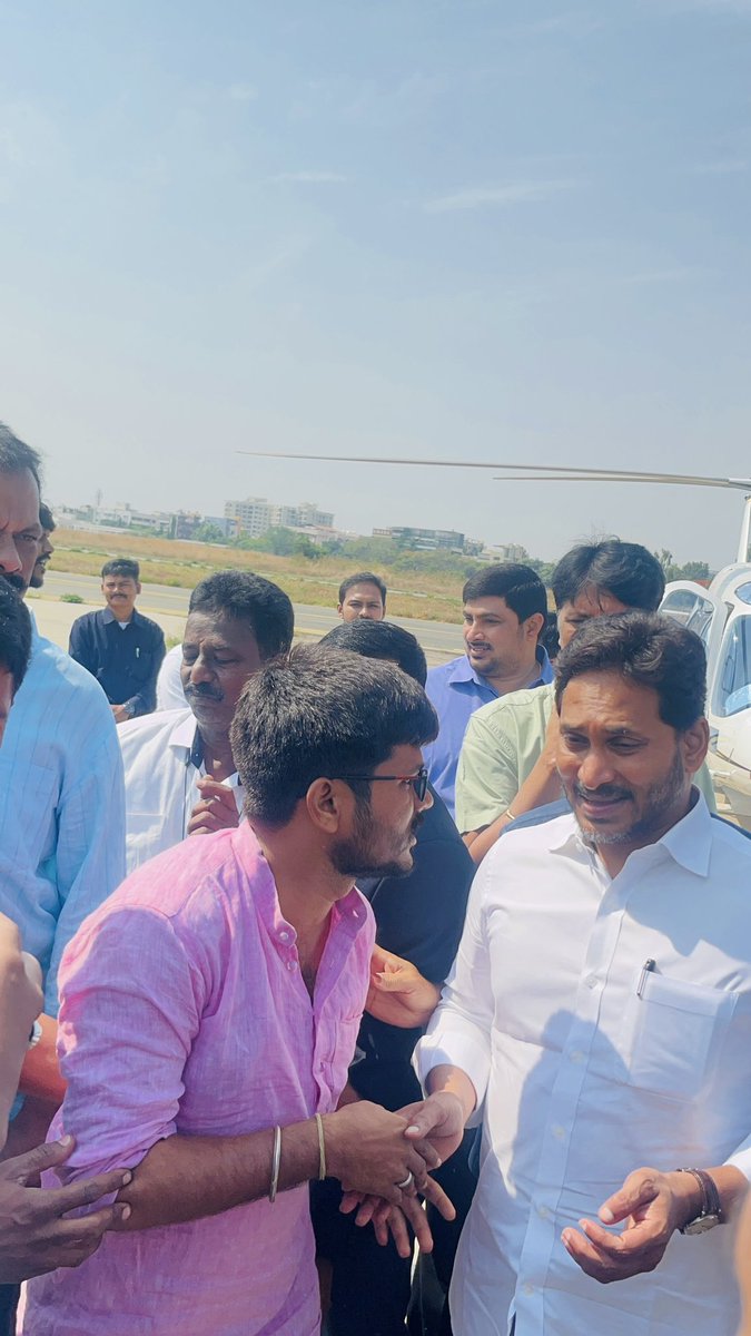 ysrsuchandra's tweet photo. మాజీ సీఎం వైయస్ జగన్మోహన్ రెడ్డి గారిని కలిసిన  అనంతపురం జిల్లా వైస్సార్సీపీ విద్యార్ధి విభాగంఅధ్యక్షులు చంద్రశేఖర్ యాదవ్.
 వైఎస్ జగన్మోహన్ రెడ్డి గారిని మర్యాదపూర్వకంగా కలిసి విద్యార్థుల సమస్యలపై చర్చించారు.
@YSRCParty @JaganannaCNCTS @we_ysrcp @_Ysrkutumbam @YSRStudentUnion https://t.co/g8NnunBw9M