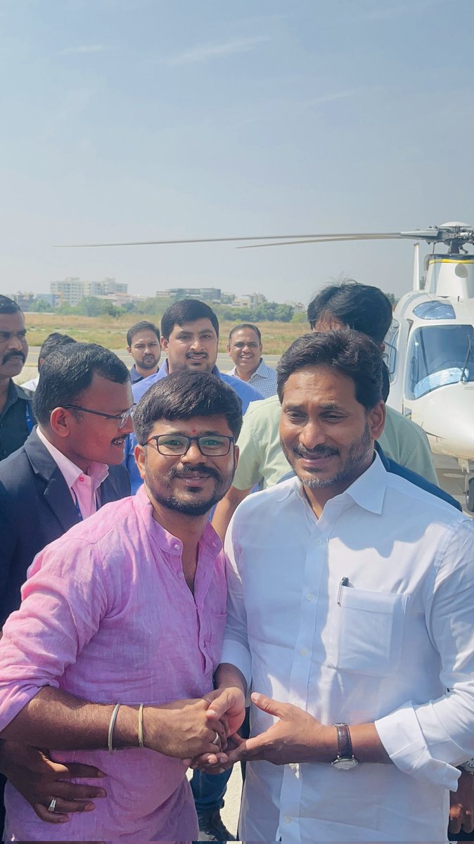 ysrsuchandra's tweet photo. మాజీ సీఎం వైయస్ జగన్మోహన్ రెడ్డి గారిని కలిసిన  అనంతపురం జిల్లా వైస్సార్సీపీ విద్యార్ధి విభాగంఅధ్యక్షులు చంద్రశేఖర్ యాదవ్.
 వైఎస్ జగన్మోహన్ రెడ్డి గారిని మర్యాదపూర్వకంగా కలిసి విద్యార్థుల సమస్యలపై చర్చించారు.
@YSRCParty @JaganannaCNCTS @we_ysrcp @_Ysrkutumbam @YSRStudentUnion https://t.co/g8NnunBw9M