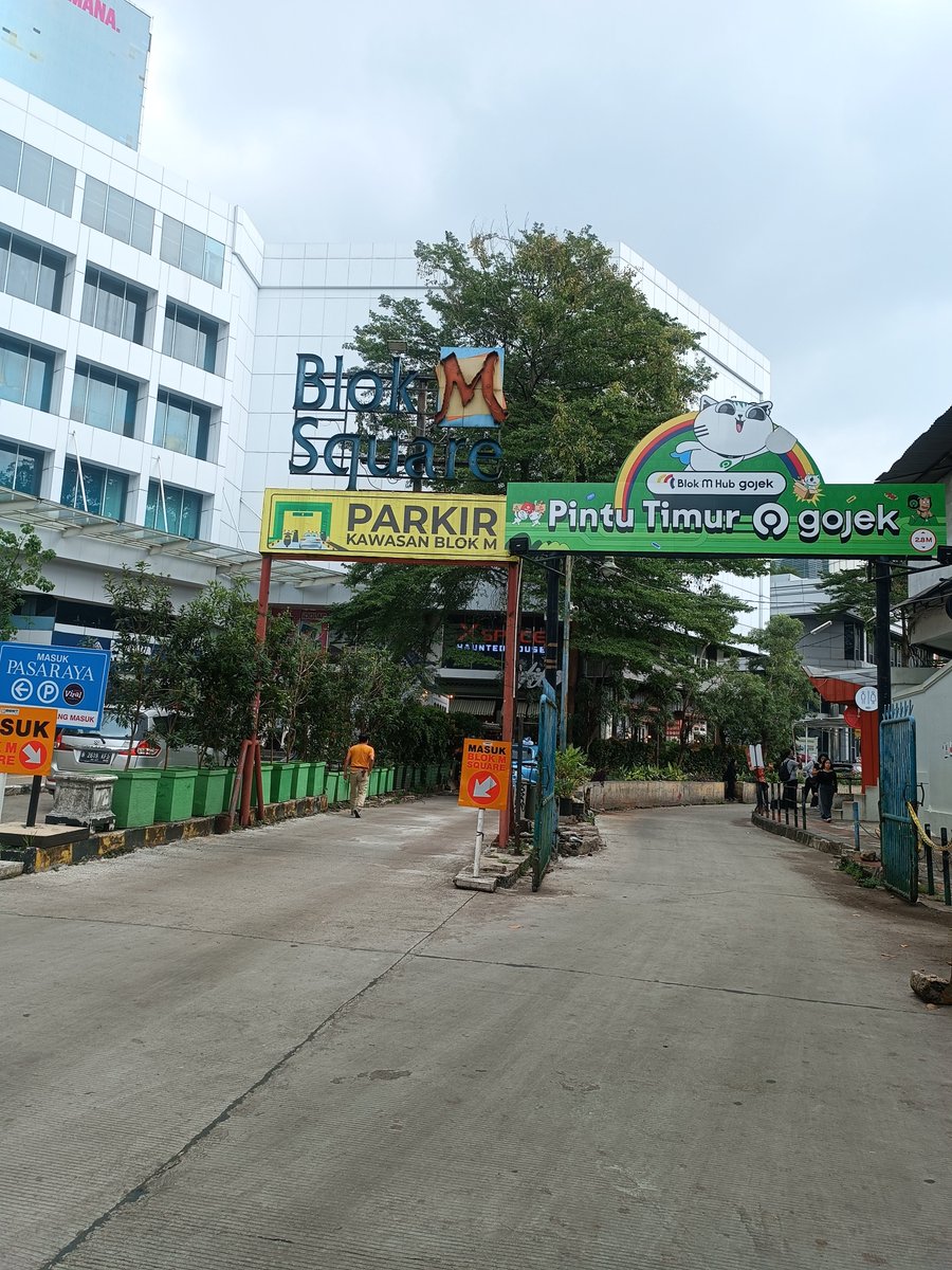 Niat irit sengaja balik jalan kaki tp lu malah mampir blok m 😭 karena capek jd jajan dah wkwk