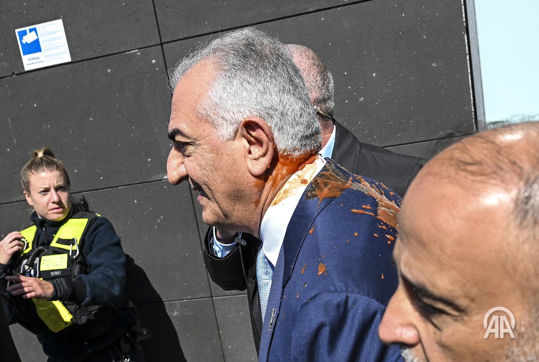 anadoluimages's tweet photo. Red liquid thrown at exiled Iranian Prince Reza Pahlavi in Berlin https://t.co/8fGF0ieNZT

📸: Halil Sağırkaya https://t.co/BYhce56AOa