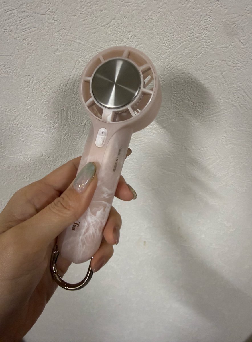 マーブルのピンク可愛い🥰
ボタン１個しかないから、使い方難しい…
てか、覚えれない(笑)
そして、冷却プレート鬼冷たい🫪
早くこれ持って、ツアーまわりたいなー♡