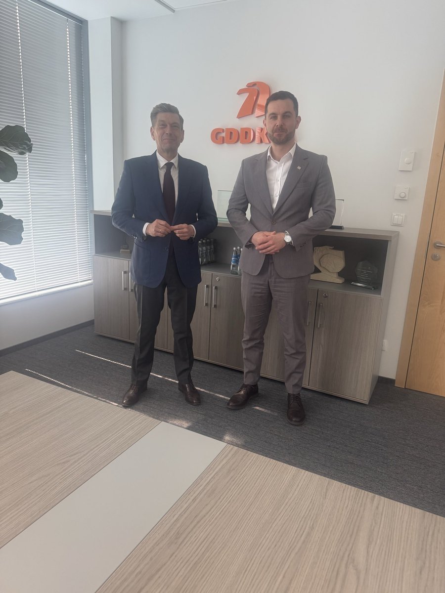 mswitczak's tweet photo. Dobre wieści ws. obwodnicy Kalisza i realizacji czteropasmowego połączenia z autostradą A2. Szczegóły omówiliśmy dziś na spotkaniu roboczym z Pawłem Woźniakiem, Generalnym Dyrektorem Dróg Krajowych i Autostrad. Więcej jutro na konferencji prasowej. #drogadoa2 #Kalisz https://t.co/shlaLlvTyS