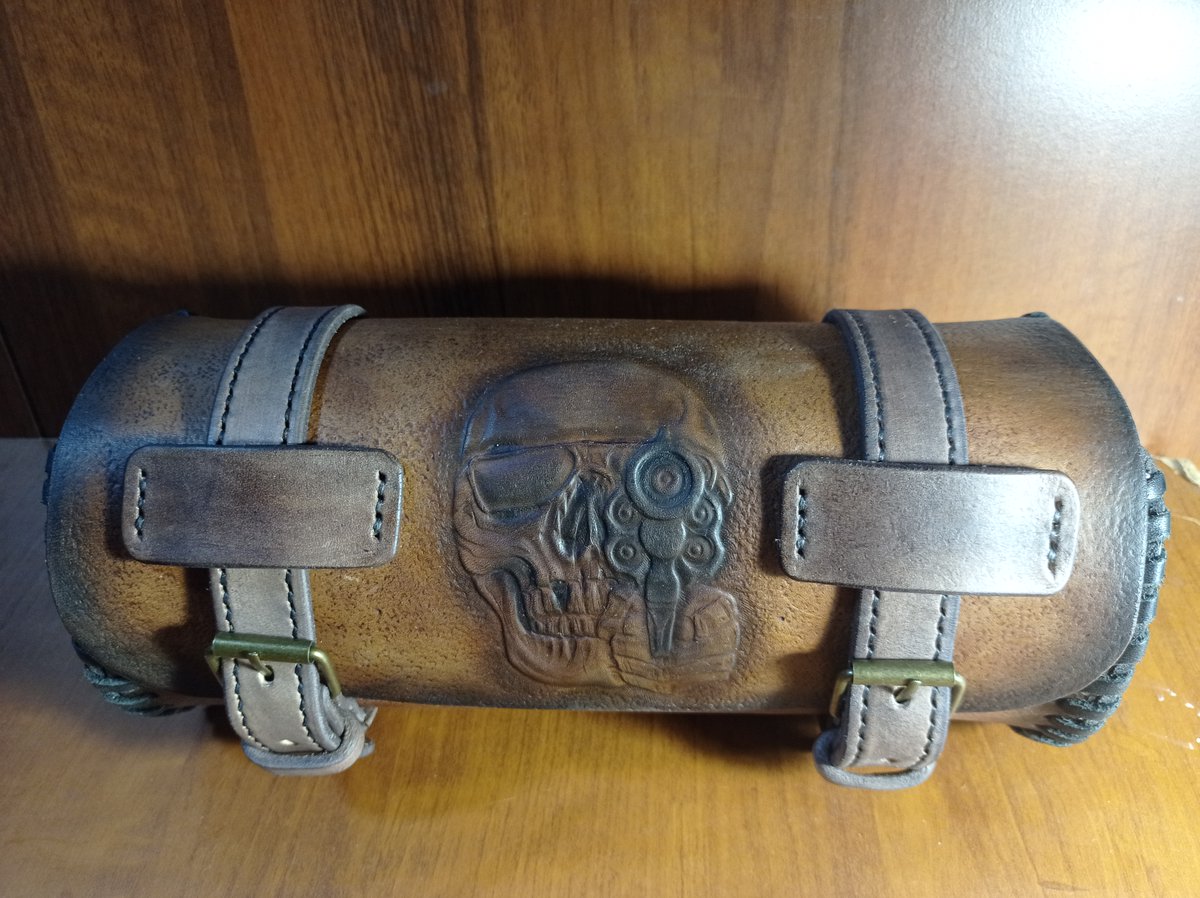 przd1's tweet image. avito.ru/sankt-peterbur…
Кофр-бочонок на вилку байка. Ручная работа. Натуральная кожа с холодным ручным тиснением. 
В наличии и под заказ.
#leathercraft