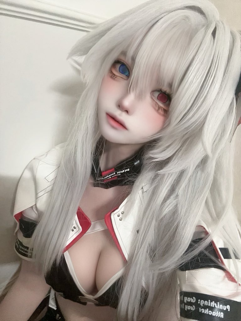 深红囚影