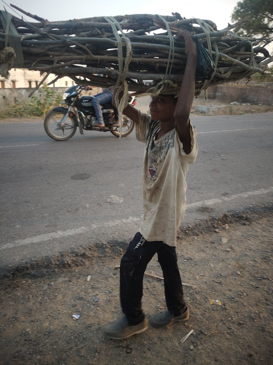 चित्रकूट पाठा के मारकुंडी में किताबों की उम्र में सिर पर लकड़ी ढोता बचपन—सरकारी दावे धुएं में उड़ते नजर आए।मुस्कुराता मासूम पूछ रहा है सिस्टम से सवाल—“पेट भरे या पढ़ाई करें?”, आखिर कब जागेगी जिम्मेदारी? <a href="/ChitrakootDm/">DM Chitrakoot</a> <a href="/UPGovt/">Government of UP</a> <a href="/myogiadityanath/">Yogi Adityanath</a> <a href="/yadavakhilesh/">Akhilesh Yadav</a> <a href="/JanExpressNews/">JanExpress</a>