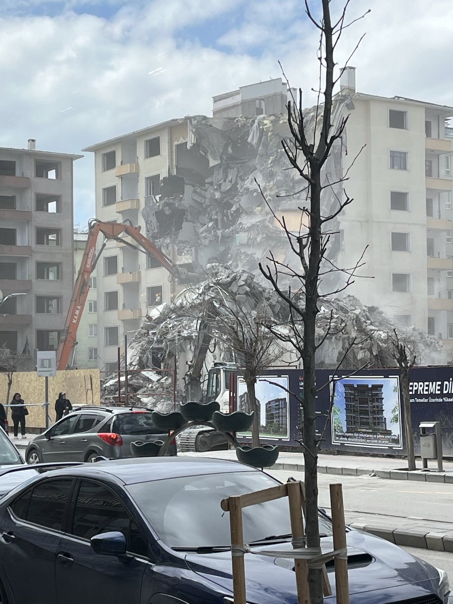Van’da çılgınca inşaat çalışmaları başladı. Hiç bir önlem almadan her taraf toz içinde, insanlar yıldan geçemiyor. Bir standardı olmalı kepçeyle binlerce ağaç kırılıyor ama ağaç dikilmiyor.
<a href="/csbgovtr/">T.C. Çevre, Şehircilik ve İklim Dğş. Bakanlığı</a> 
<a href="/vanbuyuksehirbb/">T.C. Van Büyükşehir Belediyesi</a> 
<a href="/MimarlarOdasi_T/">TMMOB Mimarlar Odası</a>