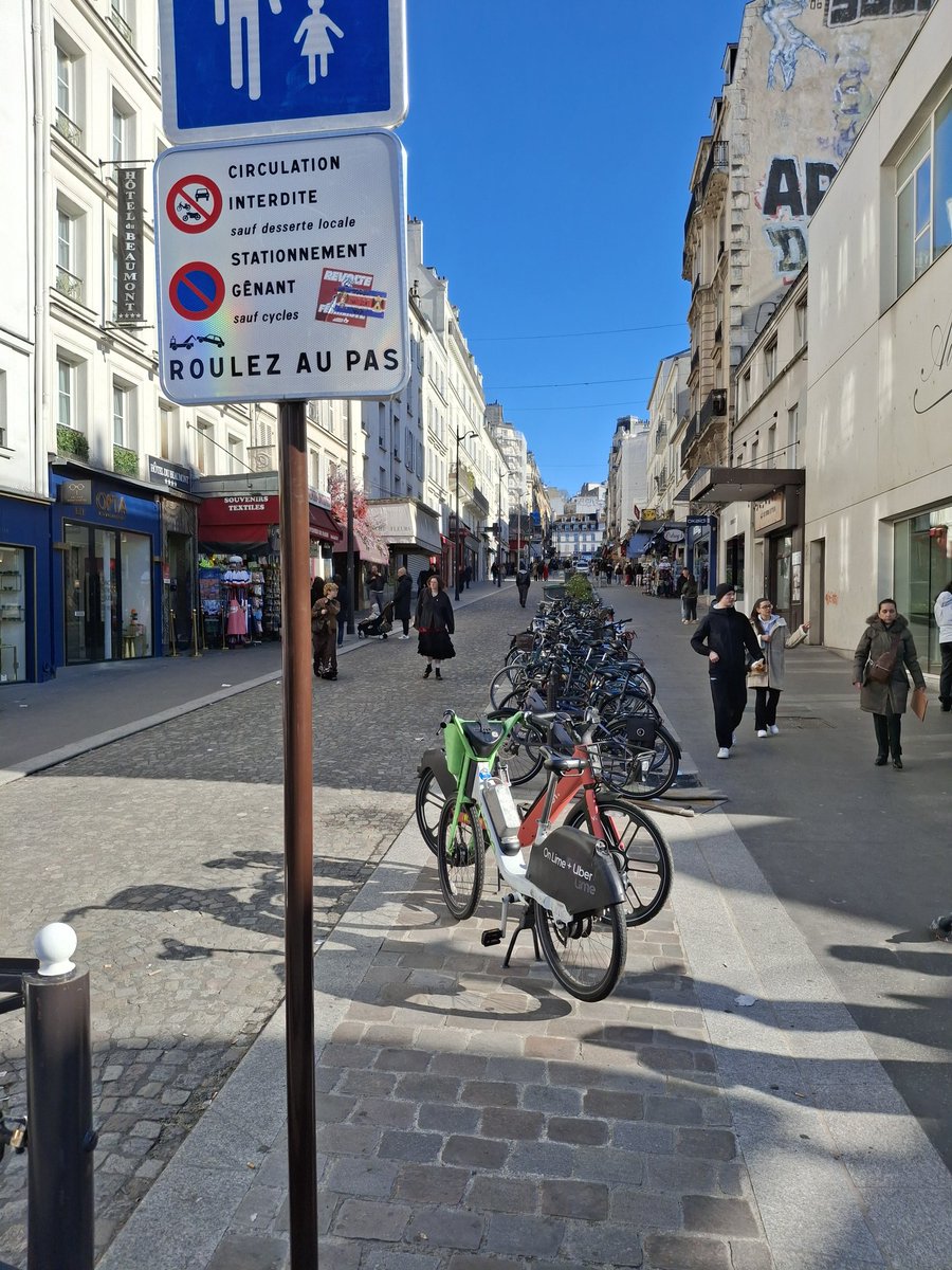 joyPC37's tweet image. La rue Lepic ne ressemble plus à rien.

Les électeurs #parisiens ont plébiscité la poursuite du massacre de #Montmartre 

@le_Parisien @ARTEfr @ArchDigest @lyonmag @DesprezDe @fond_patrimoine