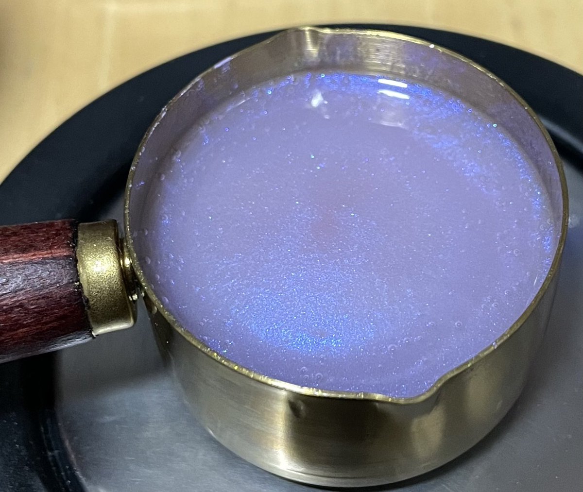 #シーリングワックス 

早速作ってるw

薄紫に青い偏光？紫の偏光？がとても良きね💕

これが白く蓄光するんですよ！
白！最高じゃない？