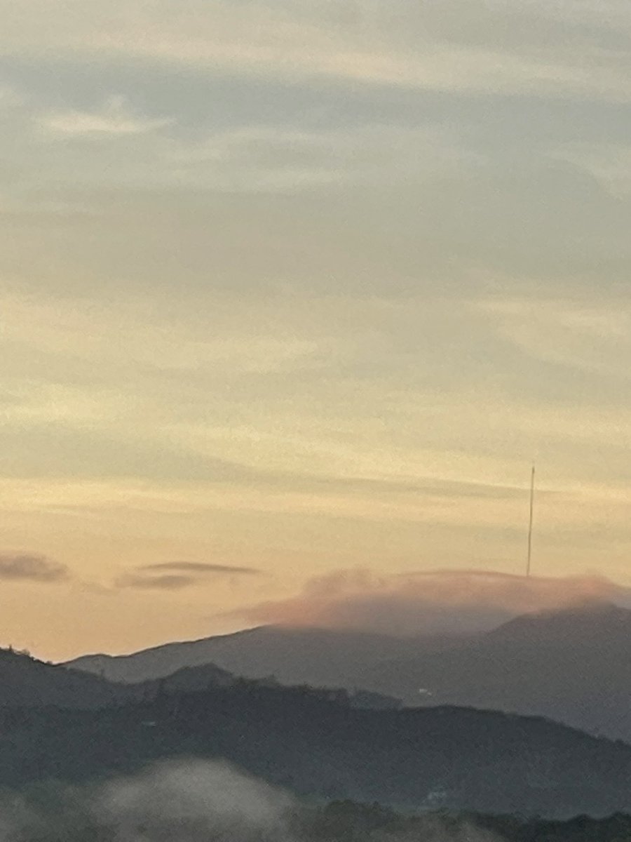 Ya50532822's tweet photo. @carlosomartv Bello amanecer , cidra . https://t.co/F5NTJnPyER