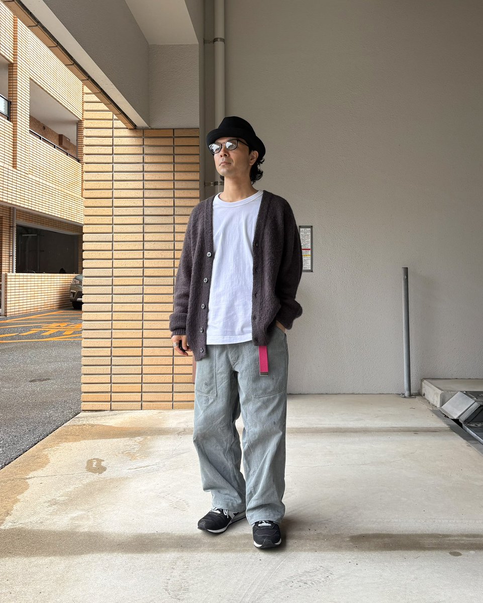 インナーのファミマT。
首が詰まっているのが嫌いなので、ファミマTの首元が広さは超ストライク。
この広さはなかなか無い気がする。
何よりリーズナブルだし。

-----

ハット:kangol
トップス:WAIPER.inc モヘアニット カーディガン SOLID【WP1072】
インナー:ファミマT