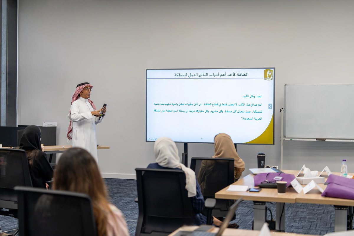 skateb's tweet photo. سعدتُ كثيرًا بتقديم محاضرة لبرنامج القيادة النسائية في #دبلوماسية_الطاقة بعنوان: الدبلوماسية العامة.. كنوز القوة الناعمة السعودية.
المحاضرة عُقدت في #كلية_كابسارك_للسياسات_العامة بحضور نخبة متميزة من القيادات السعوديات في مجال الطاقة.

شكرًا للدعوة الكريمة ولطيب الاستقبال وروعة التفاعل.

مركز #أثر_للدبلوماسية_العامة