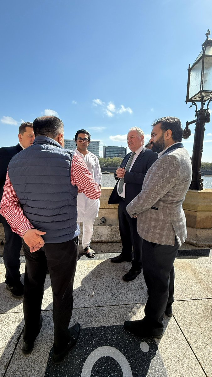 BobBlackman's tweet image. I was pleased to greet his holiness @VrajendraPande to the @HouseofCommons together with good friend &amp;amp; colleague @louie_french #JaiShriKrishna #JaiShriRam