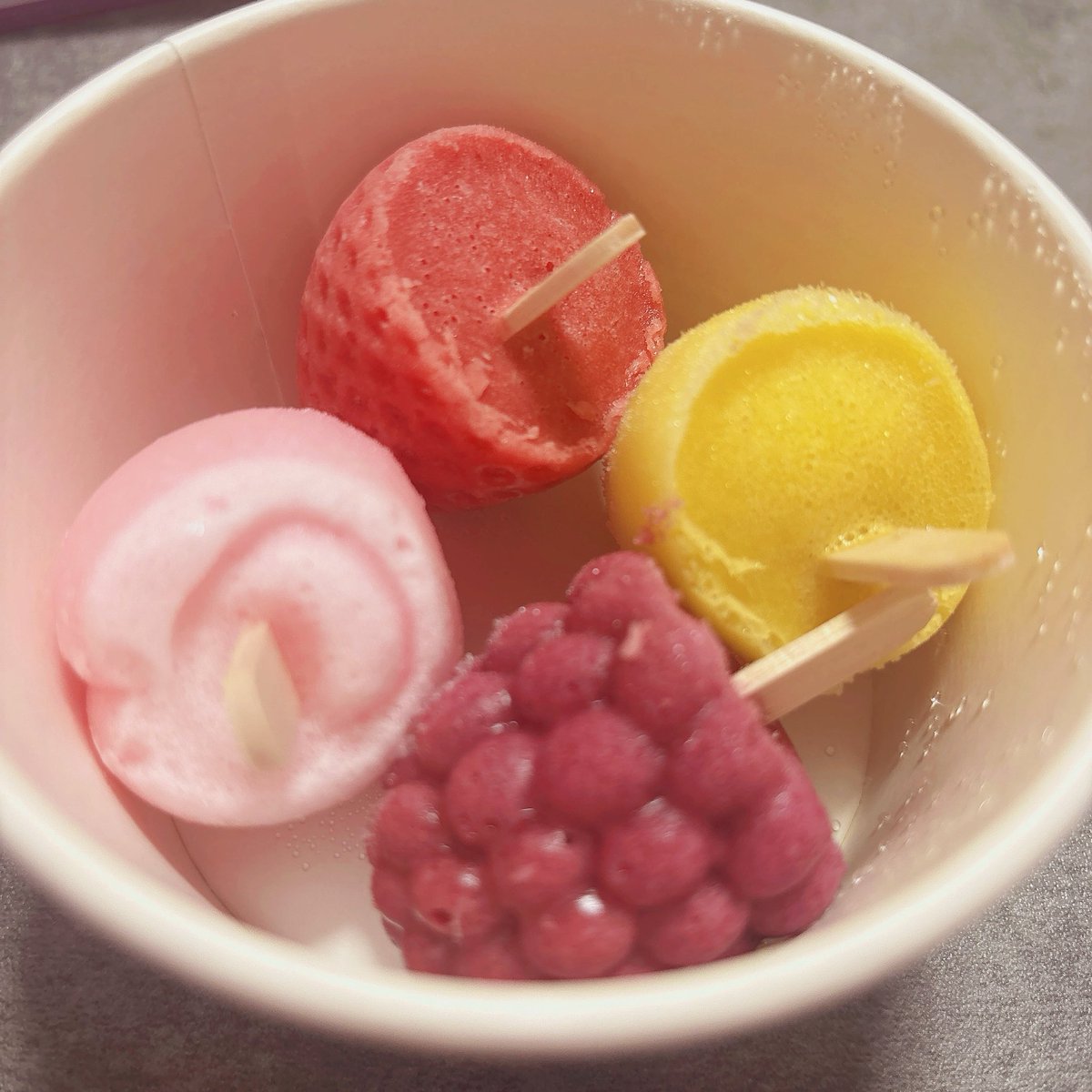 Sara_koe's tweet photo. こないだ食べたフルーツアイス🍓🍑🍇🥭

個人的に🍓が1番美味しかった☺️✨
小さいアイスが4つ入って見た目が可愛い❣️❣️ https://t.co/OfRRf7M8ey