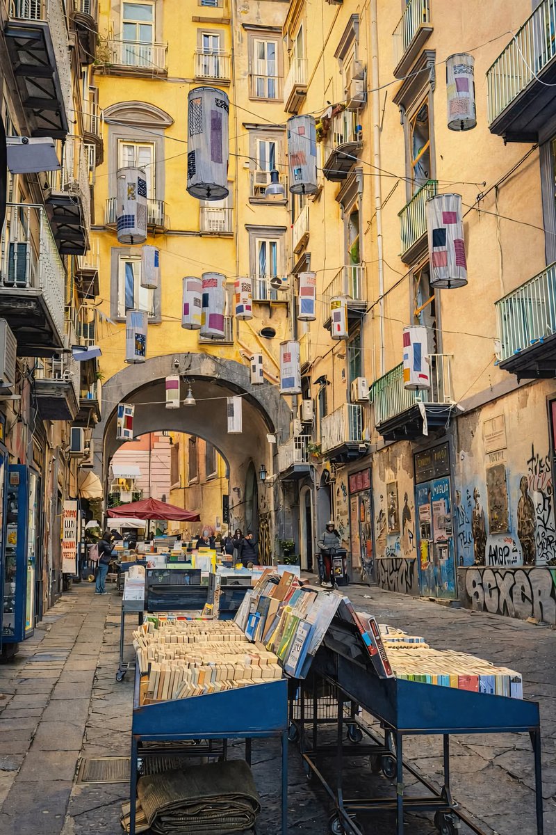 PetrelliFlavia's tweet photo. Napoli:i #librai di Port'Alba 📚 https://t.co/FIEXFZXLYb