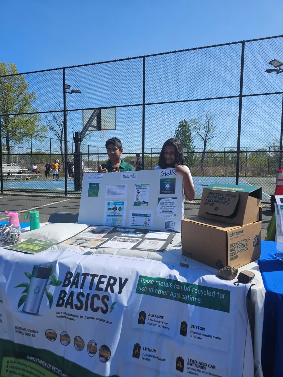 recycleabattery's tweet image. Our team at the Woodbridge Earth Day event is educating the community on the importance of proper battery recycling. Many batteries contain harmful materials that can damage our environment if not disposed of correctly.

#RecycleMyBattery #EarthDay #BatteryRecycling #GoGreen