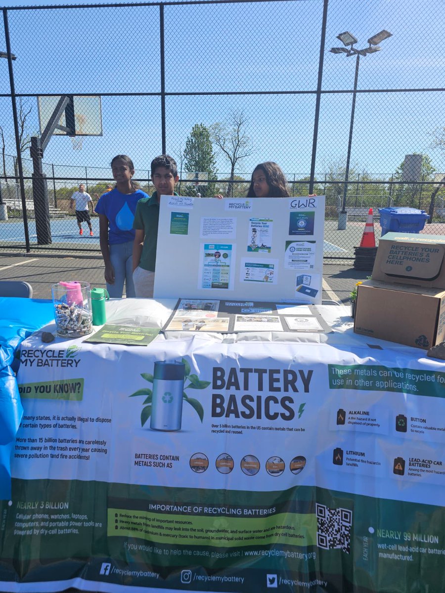 recycleabattery's tweet image. Our team at the Woodbridge Earth Day event is educating the community on the importance of proper battery recycling. Many batteries contain harmful materials that can damage our environment if not disposed of correctly.

#RecycleMyBattery #EarthDay #BatteryRecycling #GoGreen