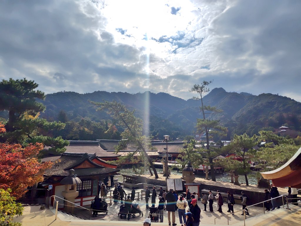 去年撮った写真。
ずっと曇ってたのに、厳島神社の真上だけ晴れてるの、つくづく縁起が良い感じがする。