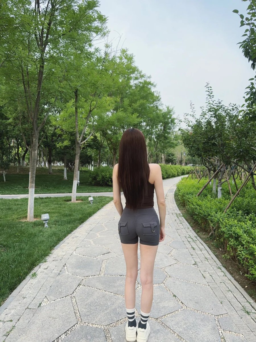 Lisa009872's tweet photo. 穿成這樣出門，是不是有點太壞了？
但就是忍不住想被你們看見… 短到這個程度，腰細到剛好能被一隻手抓住的感覺…
你們說，這樣算犯規嗎？👿👿👿

 快來投票：
這套最吸引你的是哪一部分？
① 腰
② 腿
③ 背影
④ 全部都想要 留言區開放告白時間～我看著呢❤️ https://t.co/yCtHBT2ATn