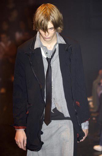 discount_bag's tweet photo. Here’s a random handful of other menswear looks from ss05. Is Cathy perhaps the least vindicated fashion writer of all time? https://t.co/LiuPkjZqEy