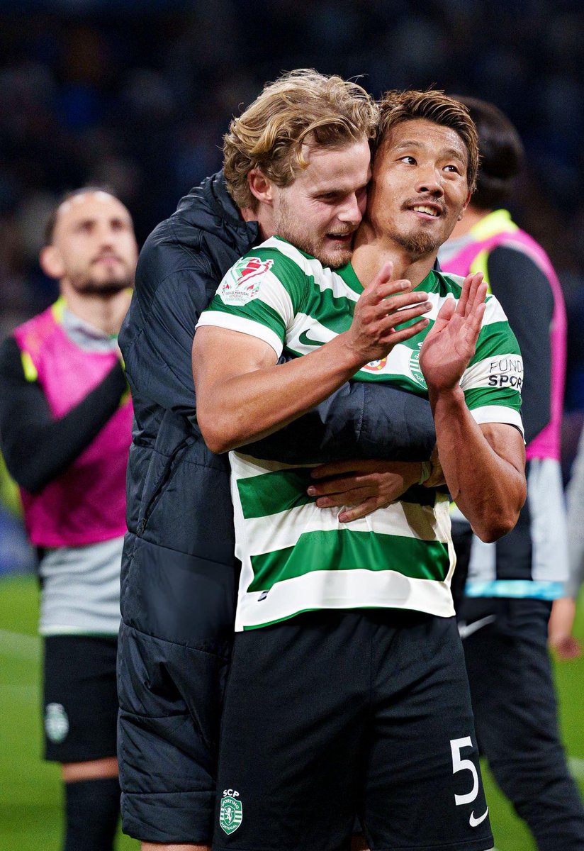 O semblante de um capitão que sabe bem o parceiro que tem ao lado. Morten Hjulmand saiu lesionado, mas Morita fez questão de dar o que tinha e o que não tinha pelo seu líder. No fim, fica o agradecimento. Que fotografia maravilhosa.